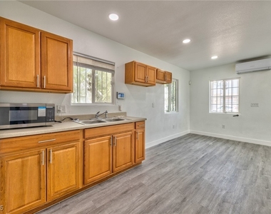 339 N 10th Street - Photo Thumbnail 7