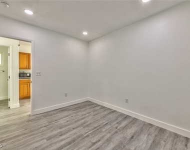 339 N 10th Street - Photo Thumbnail 6