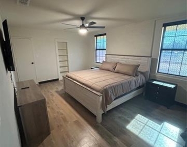 5400 Ridgeline Drive - Photo Thumbnail 10
