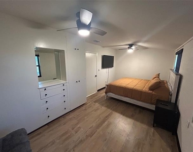 5400 Ridgeline Drive - Photo Thumbnail 15