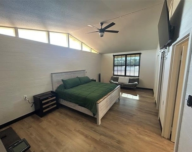 5400 Ridgeline Drive - Photo Thumbnail 16