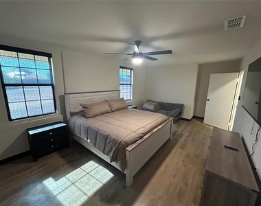 5400 Ridgeline Drive - Photo Thumbnail 11