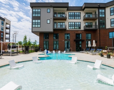704 W Tremont Avenue - Photo Thumbnail 9