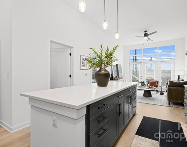 704 W Tremont Avenue - Photo Thumbnail 20
