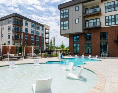 704 W Tremont Avenue - Photo Thumbnail 12