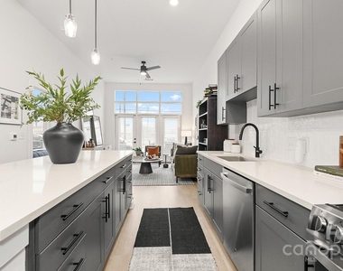 704 W Tremont Avenue - Photo Thumbnail 14