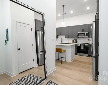 704 W Tremont Avenue - Photo Thumbnail 19