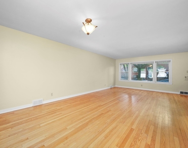 7754 S Yates Boulevard - Photo Thumbnail 4