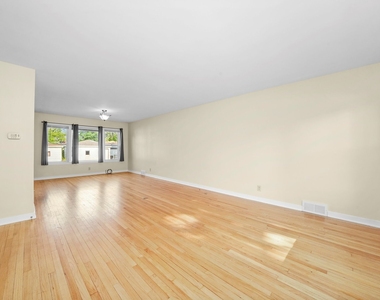 7754 S Yates Boulevard - Photo Thumbnail 3