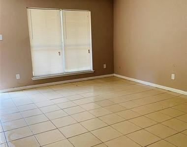 5625 Antoine Drive - Photo Thumbnail 5