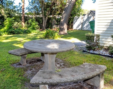 1303 S Moody Avenue - Photo Thumbnail 4