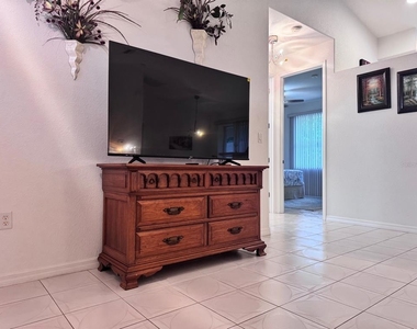 219 Venetia Avenue - Photo Thumbnail 3