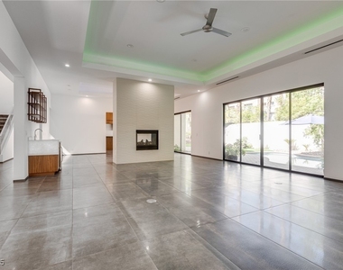 628 Edgebrook Drive - Photo Thumbnail 2