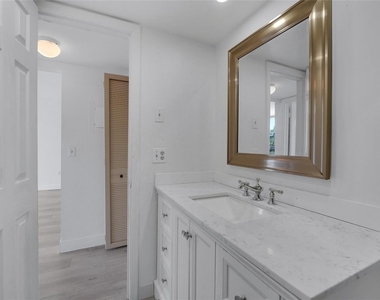 301 Croton Avenue - Photo Thumbnail 8