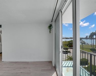 301 Croton Avenue - Photo Thumbnail 2