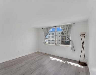 301 Croton Avenue - Photo Thumbnail 18