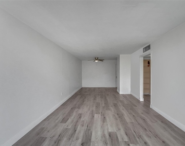 301 Croton Avenue - Photo Thumbnail 15