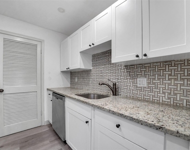 301 Croton Avenue - Photo Thumbnail 11