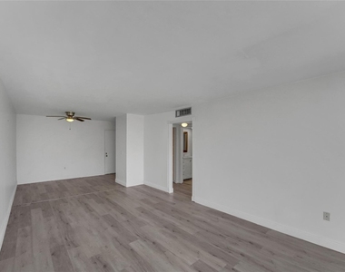 301 Croton Avenue - Photo Thumbnail 16
