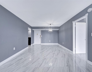 1100 Saint Charles Place - Photo Thumbnail 2