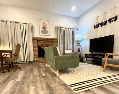 1701 Lynx Cir - Photo Thumbnail 2