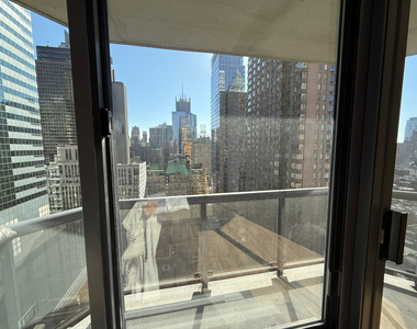 West 48th Street - Photo Thumbnail 3