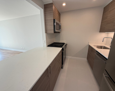 West 48th Street - Photo Thumbnail 5
