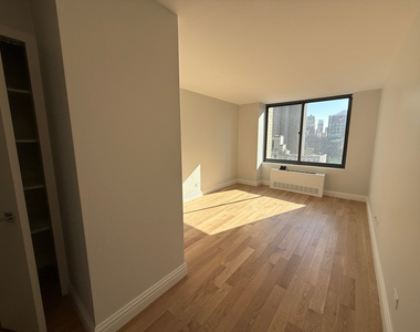 West 48th Street - Photo Thumbnail 2