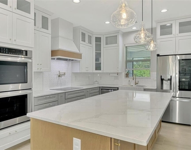 2129 Lorraine Drive - Photo Thumbnail 12
