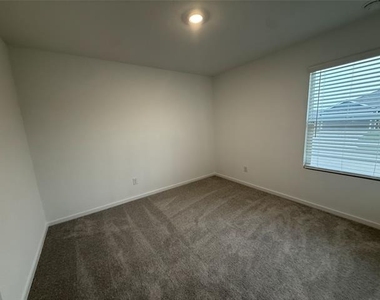 835 Ginkgo Way - Photo Thumbnail 9