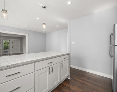 1754 N La Brea Avenue - Photo Thumbnail 9