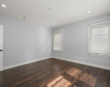 1754 N La Brea Avenue - Photo Thumbnail 18