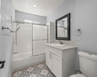 1754 N La Brea Avenue - Photo Thumbnail 11