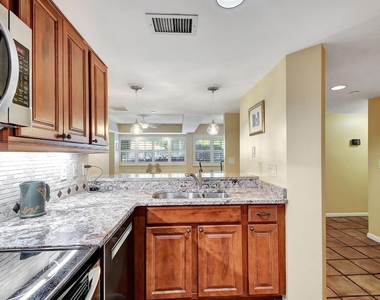 318 Oak Harbour Drive - Photo Thumbnail 6