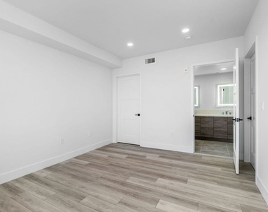 3632 S Keystone Avenue - Photo Thumbnail 28