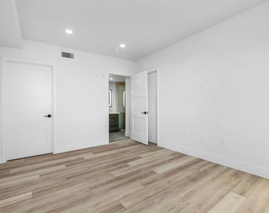 3632 S Keystone Avenue - Photo Thumbnail 29
