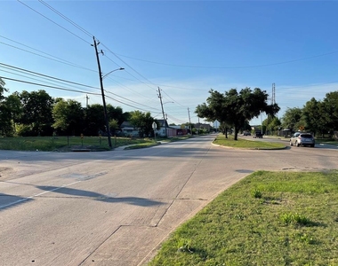 3638 Bloomfield Street - Photo Thumbnail 2
