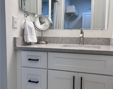 3685 Amberly Circle W - Photo Thumbnail 10