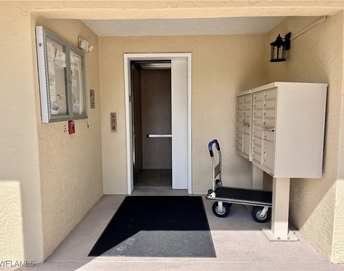 3685 Amberly Circle W - Photo Thumbnail 17