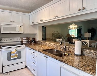 3685 Amberly Circle W - Photo Thumbnail 2