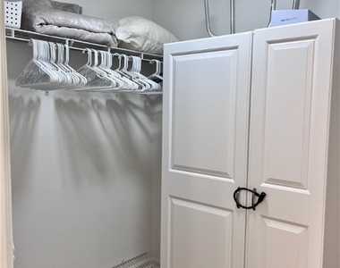 3685 Amberly Circle W - Photo Thumbnail 9