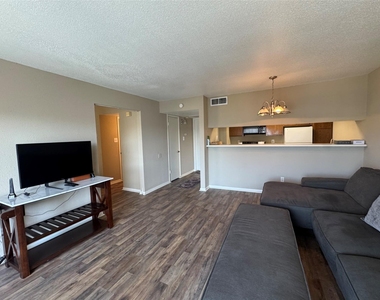 2824 S Bartell Drive - Photo Thumbnail 3