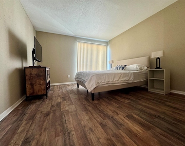 2824 S Bartell Drive - Photo Thumbnail 6