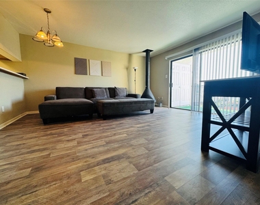 2824 S Bartell Drive - Photo Thumbnail 4