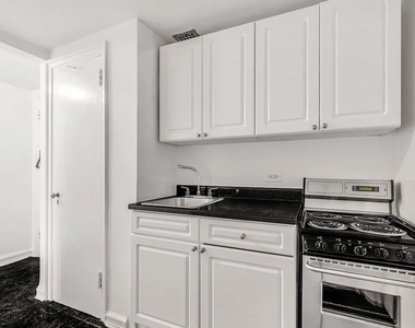 307-310 East 44th Street, Unit 1705 - Photo Thumbnail 4