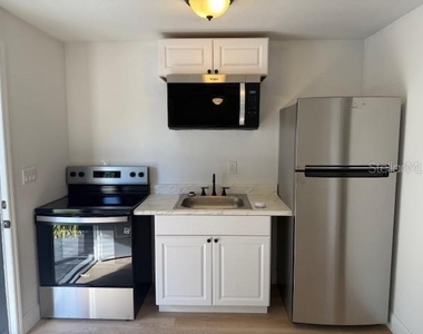 4605 N Hubert Avenue - Photo Thumbnail 2
