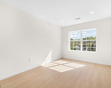 70 Ridgedale Ave - Photo Thumbnail 5