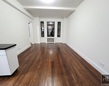 East 46 Street - Photo Thumbnail 3