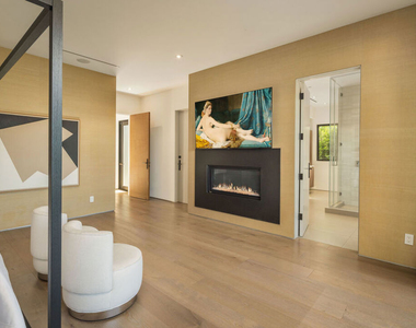 333 N Croft Avenue - Photo Thumbnail 7
