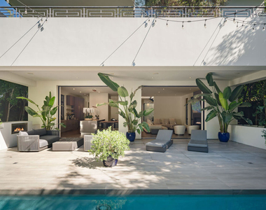 333 N Croft Avenue - Photo Thumbnail 2